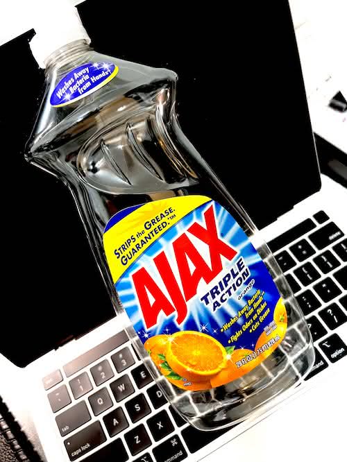 Ajax という名前の洗剤のボトル